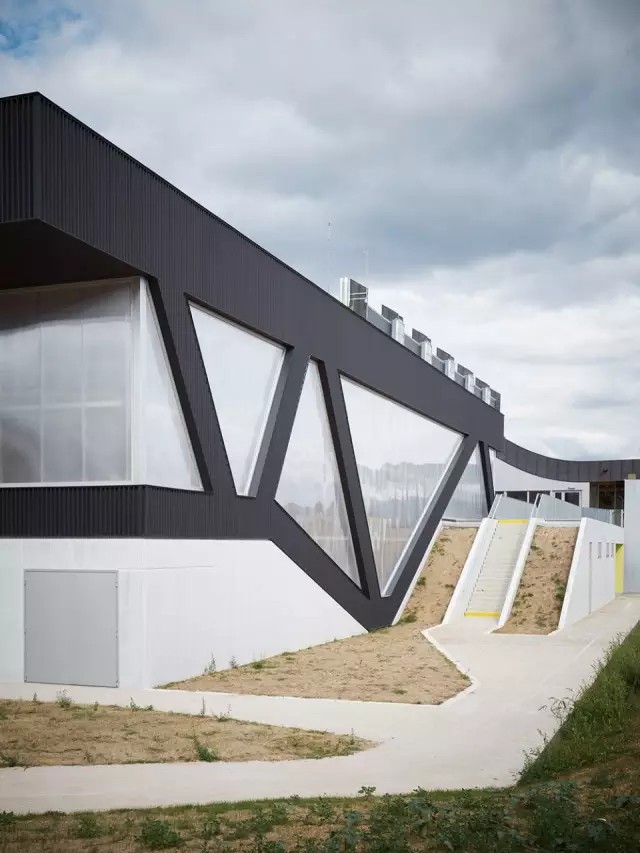 1749117128467137.jpg 娜塔莉•马克莱尔体育馆.jpg