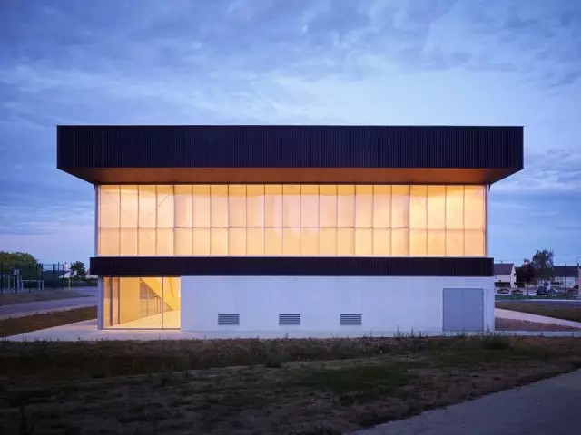 1749117150100060.jpg 娜塔莉•马克莱尔体育馆2.jpg